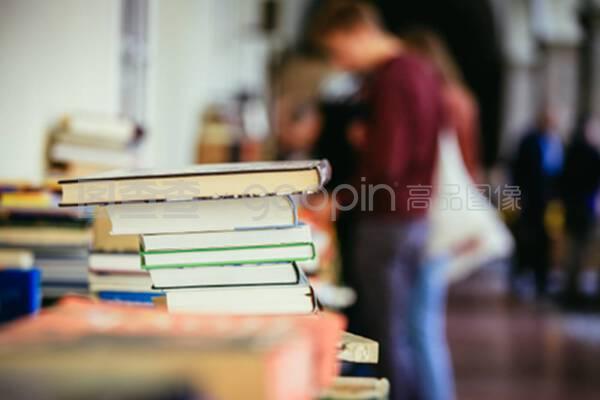 在慈善书籍跳蚤市场的书堆,文本空间